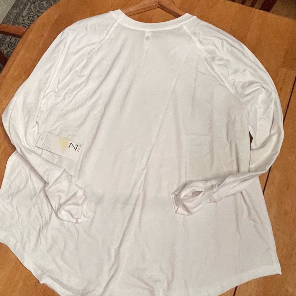 Zella - White Crew Neck long sleeve T-shirt with thumb hole cuffs. - Picture 6 of 9